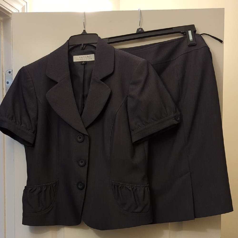 Tahari Women's Black Blazer and Skirt Set Gray Pinstriped Size 10